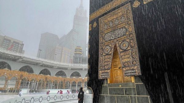 هطول الأمطار على المعتمرين في الحرمين الشريفين