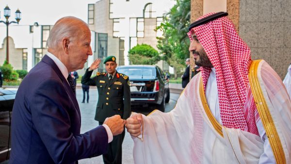 مصافحة بقبضة اليد بين جو بايدن وبن سلمان