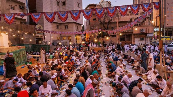 لحظات الإفطار من الشارع الرمضاني بمكة المكرمة 