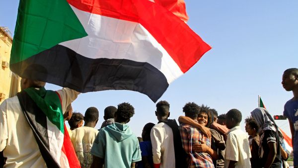 الدعم السريع اصبحت مهمتها التجارة بالذهب وتنمية ثروات البشير وحميدتي 