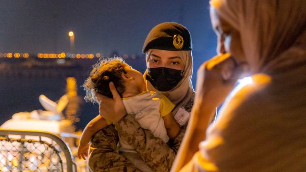 قوات امنية تستقبل الفارين في جدة السعودية