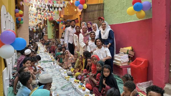 إفطار جماعي للأطفال في حي لياري في كراتشي