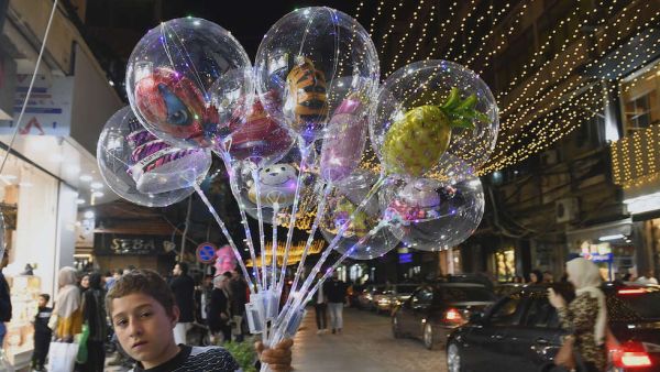 المسلمون يحتفلون بعيد الفطر السعيد