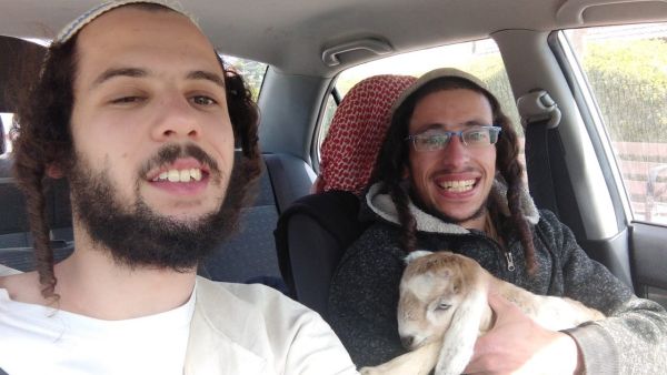 وقالت منظمة عائدون لجبل الهيكل ان "نشطاءنا في طريقهم إلى القدس لذبح قرابين الفصح"