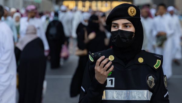 مجندات وزارة الداخلية في خدمة ضيوف الرحمن.