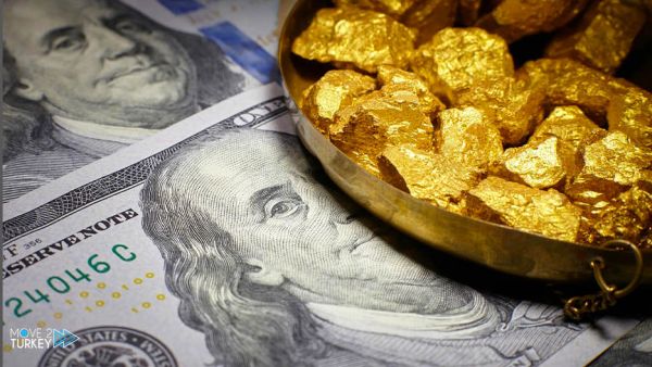 Gold prices rise slightly as the dollar falls