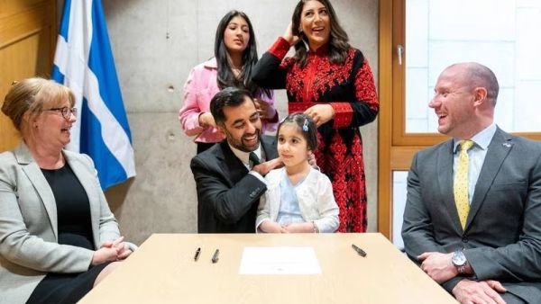 زوجة حمزة يوسف السيدة ناديا النخلة بالثوب الفلسطيني