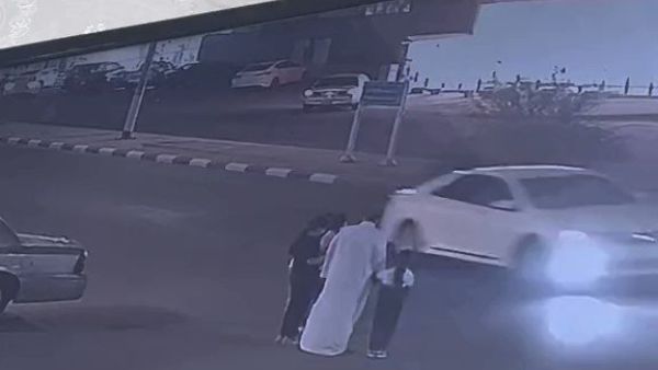 نجاة أسرة كاملة من حادث دهس في السعودية