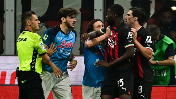 Italian referee Maurizio Mariani (L) holds back Napoli's Georgian forward Khvicha Kvaratskhelia as AC Milan's Italian midfielder Sandro Tonali (R) and Napoli's Portuguese defender Mario Rui (3rdR) hold back AC Milan's British defender Fikayo Tomori during the Italian Serie A football match between AC Milan and Napoli on September 18, 2022 at the San Siro stadium in Milan. (Photo by MIGUEL MEDINA / AFP)