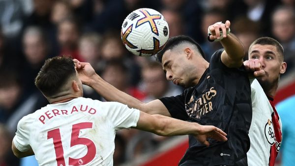 Southampton's French defender Romain Perraud (L) vies with Arsenal's Brazilian midfielder Gabriel Martinelli (C) to header the ball during the English Premier League football match between Southampton and Arsenal at St Mary's Stadium in Southampton, southern England on October 23, 2022. (Photo by Ben Stansall / AFP) 