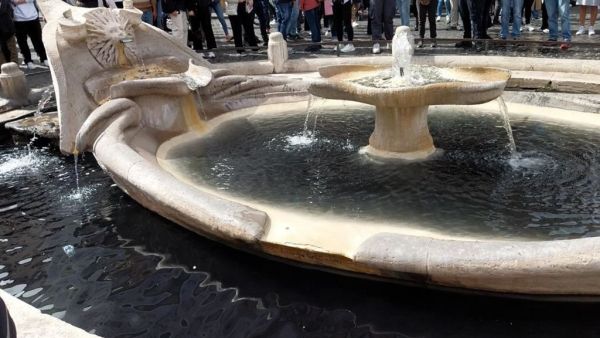 سائل أسود يتدفق من نافورة في روما
