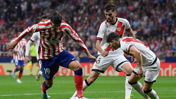 (From L) Atletico Madrid's Spanish forward Alvaro Morata fights for the ball with Rayo Vallecano's Spanish defender Alejandro Catena and Rayo Vallecano's Spanish defender Fran Garcia during the Spanish league football match between Club Atletico de Madrid and Rayo Vallecano de Madrid at the Wanda Metropolitano stadium in Madrid on October 18, 2022. (Photo by OSCAR DEL POZO CANAS / AFP)