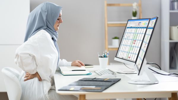 عزيزتي الموظفة: 5 أخطاء شائعة تسبب آلام الظهر عزيزتي الموظفة: 5 أخطاء شائعة تسبب آلام الظهر