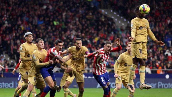 Barcelona's Spanish forward Ansu Fati (R) heads the ball during the Spanish League football match between Club Atletico de Madrid and FC Barcelona at the Wanda Metropolitano stadium in Madrid on January 8, 2023. (Photo by THOMAS COEX / AFP)