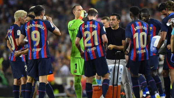 Barcelona's Spanish coach Xavi talks to players during the Spanish league football match between FC Barcelona and Rayo Vallecano de Madrid at the Camp Nou stadium in Barcelona on August 13, 2022. (Photo by Pau BARRENA / AFP)