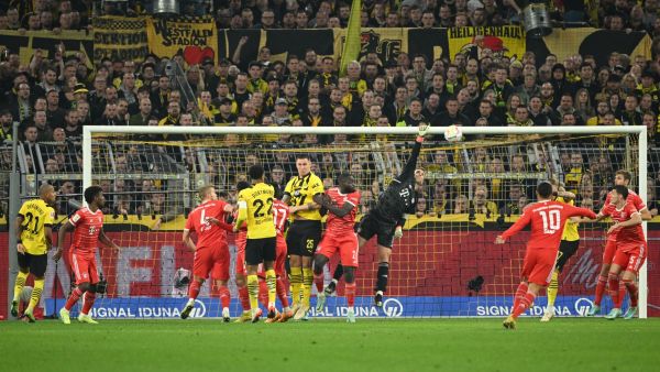 Bayern Munich's German goalkeeper Manuel Neuer (C) makes a save during the German first division Bundesliga football match between BVB Borussia Dortmund and FC Bayern Munich in Dortmund, western Germany, on October 8, 2022. (Photo by INA FASSBENDER / AFP) 