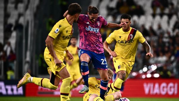 Juventus' French midfielder Adrien Rabiot (C) is tackled during the Italian Serie A football match between Juventus and Bologna on October 2, 2022 at the Juventus stadium in Turin. (Photo by Marco BERTORELLO / AFP)