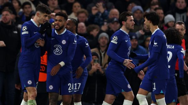 Chelsea's German midfielder Kai Havertz (L) is mobbed by teammates after scoring the team's second goal from the penalty spot during the UEFA Champions League round of 16 second-leg football match between Chelsea and Borrusia Dortmund at Stamford Bridge in London on March 7, 2023. (Photo by Adrian DENNIS / AFP)