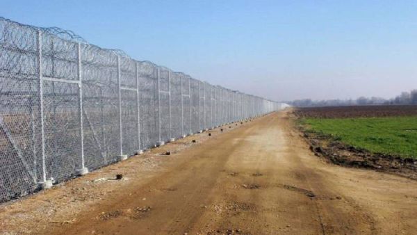 تطمح أثينا، إلى زياده طول السياج الحدودي الذي يفصلها عن تركيا