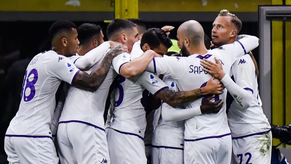 Fiorentina's Czech midfielder Antonin Barak (R) celebrates after scoring an equalizer during the Italian Serie A football match between AC Milan and Fiorentina on November 13, 2022 at the San Siro stadium in Milan. (Photo by Filippo MONTEFORTE / AFP)