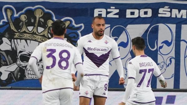 Fiorentina's Brazilian forward Arthur Cabral (C) celebrates with teammates scoring during the UEFA Europa Conference quarter final football match between Lech Poznan and ACF Fiorentina at the Poznan Stadium in Poznan, Poland, on April 13, 2023. (Photo by JANEK SKARZYNSKI / AFP)