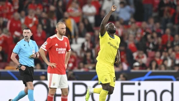 Inter Milan's Belgian forward Romelu Lukaku (R) celebrates scoring his team's second goal from the penalty spot during the UEFA Champions League quarter final first leg football match between SL Benfica and Inter Milan at the Luz stadium in Lisbon on April 11, 2023. (Photo by PATRICIA DE MELO MOREIRA / AFP)