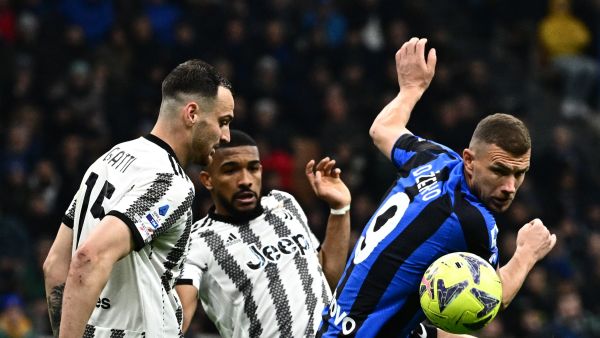 (From L) Juventus' Italian defender Federico Gatti, Juventus' Brazilian defender Bremer and Inter Milan's Bosnian forward Edin Dzeko go for the ball during the Italian Serie A football match between Inter and Juventus on March 19, 2023 at the Giuseppe-Meazza (San Siro) stadium in Milan. (Photo by GABRIEL BOUYS / AFP)