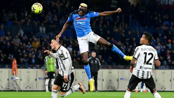 Napoli's Nigerian forward Victor Osimhen (C) heads the ball to score a goal during the Italian Serie A football match between Napoli and Juventus at the Diego-Maradona stadium in Naples on January 13, 2023. (Photo by Alberto PIZZOLI / AFP)