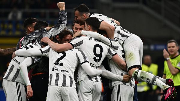 Juventus players celebrate after opening the scoring during the Italian Serie A football match between Inter and Juventus on March 19, 2023 at the Giuseppe-Meazza (San Siro) stadium in Milan. (Photo by GABRIEL BOUYS / AFP)