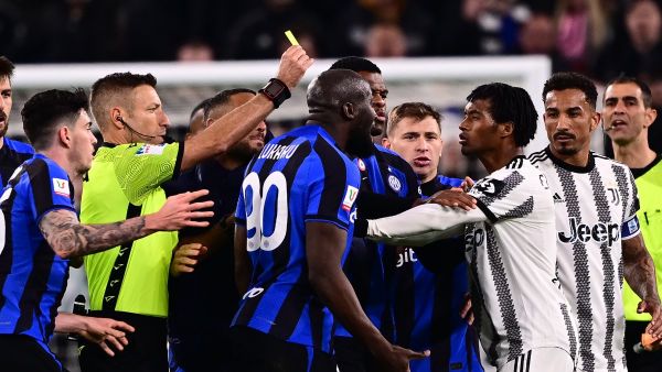 Inter Milan’s forward Romelu Lukaku (c) argues with Juventus’ midfielder Juan Cuadrado from Colombia during the Italian Cup semi-final first leg football match between Juventus and Inter Milan on April 4 2023 at the "Allianz Stadium" in Turin. (Photo by Marco BERTORELLO / AFP)