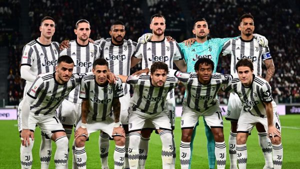 Juventus' players pose befire the Italian Cup semi-final first leg football match between Juventus and Inter Milan on April 4 2023 at the "Allianz Stadium" in Turin. (Photo by Marco BERTORELLO / AFP)