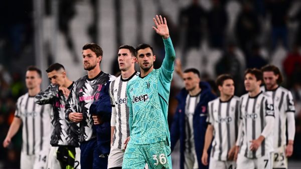 Juventus' Italian goalkeeper Mattia Perin (C) and teammates acknowledge the public at the end of the UEFA Europa League quarter-finals first leg football match between Juventus and Sporting CP, on April 13, 2023 at the Juventus stadium in Turin. (Photo by Marco BERTORELLO / AFP)