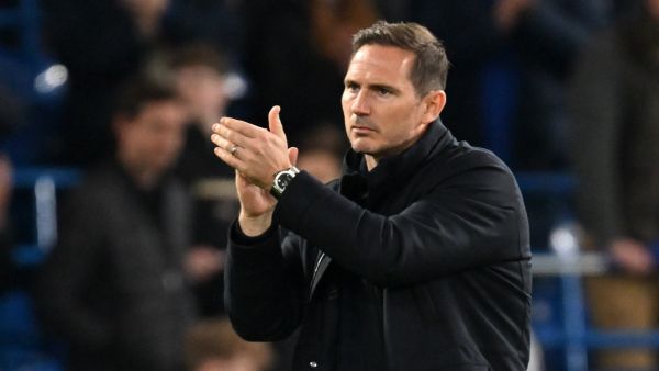 Chelsea's English caretaker manager Frank Lampard applauds the fans following the Champions League quarter-final second-leg football match between Chelsea and Real Madrid at Stamford Bridge in London on April 18, 2023. Real Madrid won the match 2-0. (Photo by Glyn KIRK / IKIMAGES / AFP)