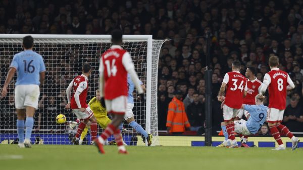 Manchester City's Norwegian striker Erling Haaland (rear R) scores his team third during the English Premier League football match between Arsenal and Manchester City at the Emirates Stadium in London on February 15, 2023. (Photo by Ian Kington / IKIMAGES / AFP)