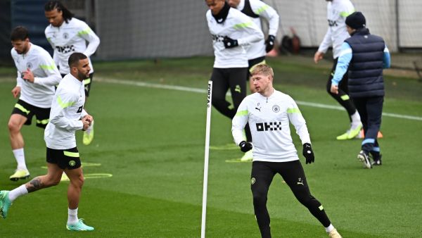 Manchester City's Belgian midfielder Kevin De Bruyne (C) and Manchester City's English defender Kyle Walker attends a team training session at Manchester City training ground in Manchester, north-west England on April 10, 2023, on the eve of their UEFA Champions League quarter-final first leg football match against Bayern Munich. (Photo by Paul ELLIS / AFP)