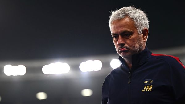 AS Roma’s Portuguese coach Jose Mourinho looks on during the Italian Serie A football match between Hellas Verona and AS Roma at the “Marcantonio Bentegodi Stadium” in Verona on October 31, 2022. (Photo by MARCO BERTORELLO / AFP)