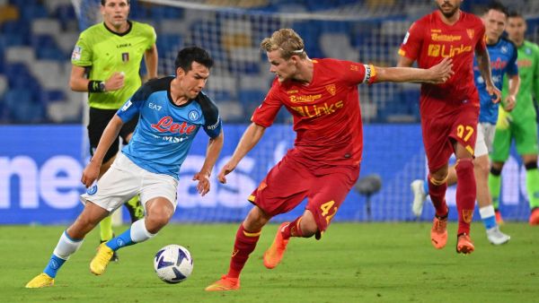 Napoli's Mexican forward Hirving Lozano (L) challenges Lecce's Danish defender Morten Hjulmand during the Italian Serie A football match between Napoli and Lecce on August 31, 2022 at the Diego-Maradona stadium in Naples. (Photo by Andreas SOLARO / AFP)
