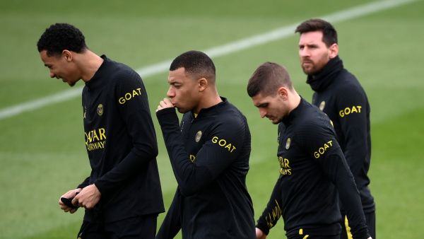 (From L) Paris Saint-Germain's French forward Hugo Ekitike, Paris Saint-Germain's French forward Kylian Mbappe,Paris Saint-Germain's Italian midfielder Marco Verratti and Paris Saint-Germain's Argentinian forward Lionel Messi arrive for a training session in Saint-Germain-en-Laye, west of Paris on March 17, 2023, on the eve of the L1 football match againts Rennes. (Photo by FRANCK FIFE / AFP)