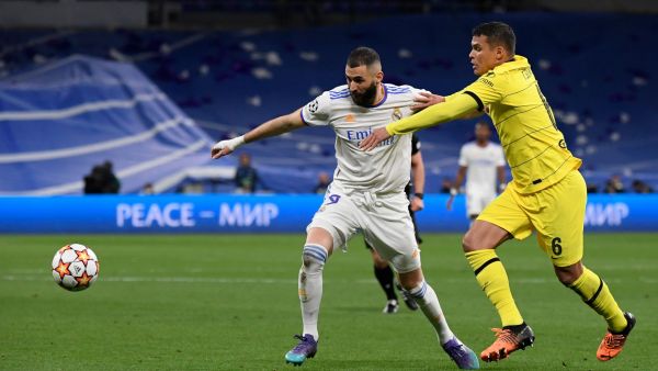 Real Madrid's French forward Karim Benzema (L) vies with Chelsea's Brazilian defender Thiago Silva during the UEFA Champions League quarter final second leg football match between Real Madrid CF and Chelsea FC at the Santiago Bernabeu stadium in Madrid on April 12, 2022. (Photo by OSCAR DEL POZO / AFP)