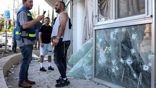 واجهة زجاجية محطمة لمبنى في شمال "اسرائيل"، جراء  إطلاق صواريخ تم اعتراضها من لبنان 