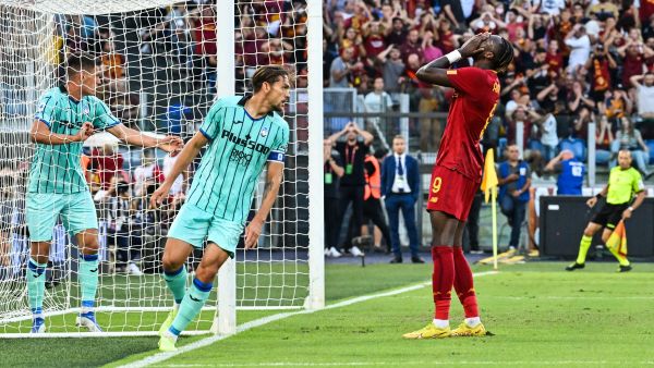 AS Roma's British forward Tammy Abraham (R) reacts after missing a goal opportunity during the Italian Serie A football match between AS Roma and Atalanta Bergamo on September 18, 2022 at the Olympic stadium in Rome. (Photo by Andreas SOLARO / AFP)