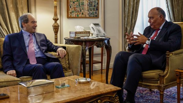 وزيرا الخارجية المصري سامح شكري والسوري فيصل المقداد في القاهرة (أ ف ب)