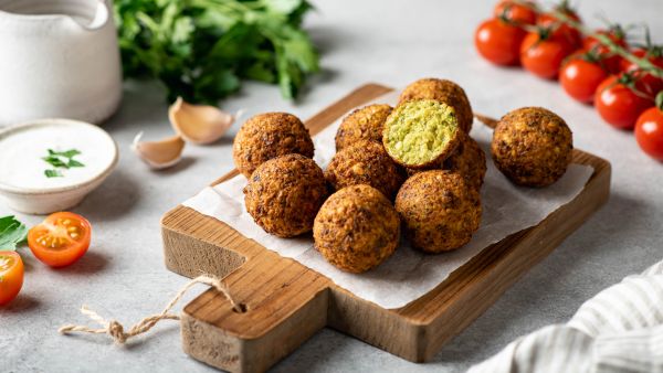 Cohen tweets about Israeli falafel, spark outrage