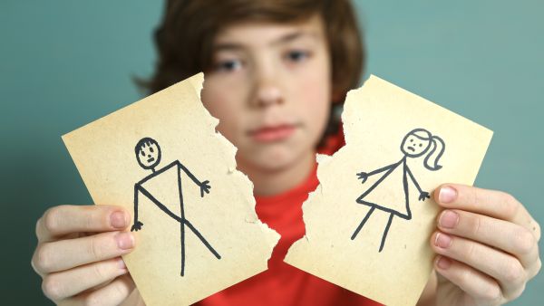 صبي حزين بشأن طلاق الوالدين