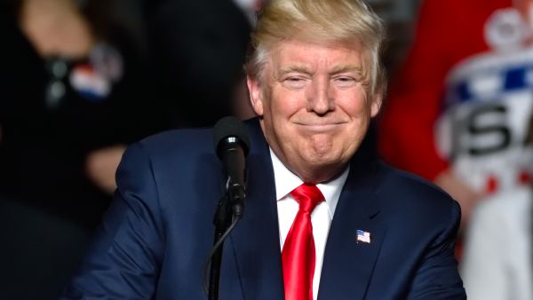 Video: Trump mimic Biden’s behaviors