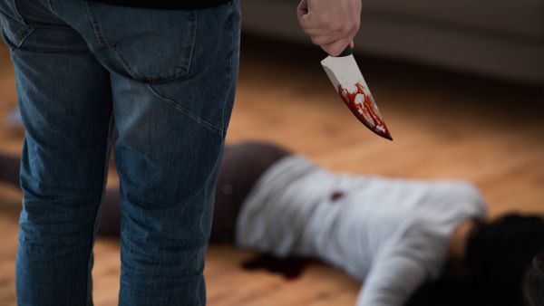 وقرر القاضي توقيف الجاني العشريني 15 يوما على ذمة التحقيق وتوجيه تهمة القتل العمد له 