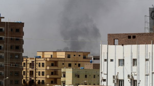 اشتباكات بين قوات الدعم السريع والجيش السوداني في العاصمة الخرطوم (أ ف ب)
