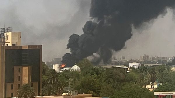 دخان يتصاعد من أحد مباني العاصمة الخرطوم جراء الإشتباكات بين قوات الدعم السريع والجيش السوداني (أ ف ب)