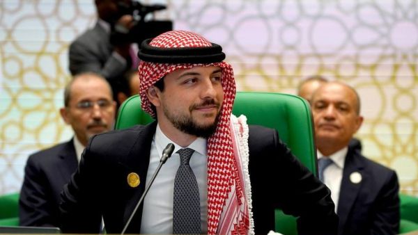الأمير الحسين بن عبد الله الثاني بالشماغ الأحمر (صور)