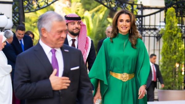 الملكة رانيا تتألق بقفطان باللون الزمردي في عيد الاستقلال الـ 77